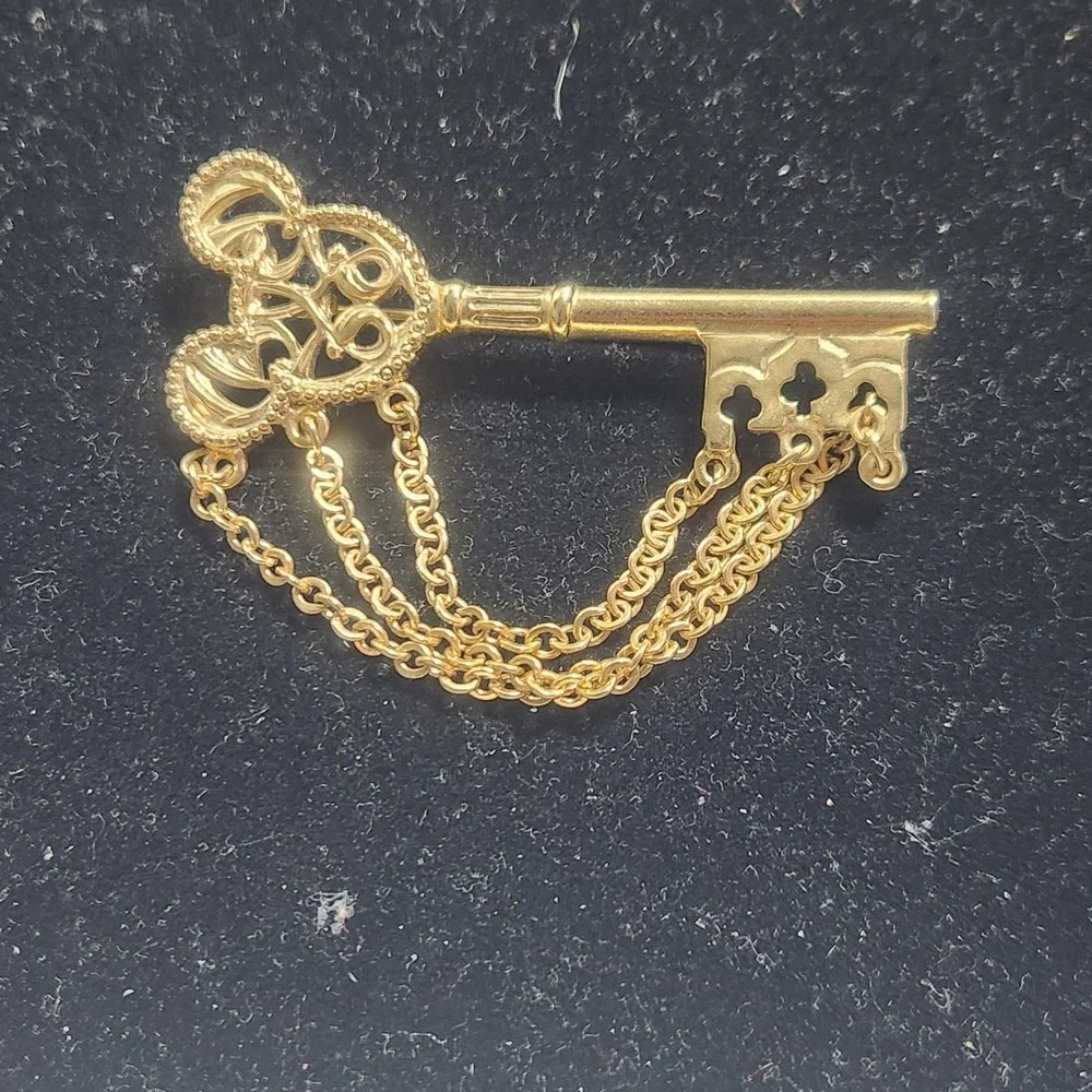 Vintage Gold Tone Skeleton Key Brooch‎ Draped Chain Lapel Pin Victorian Style